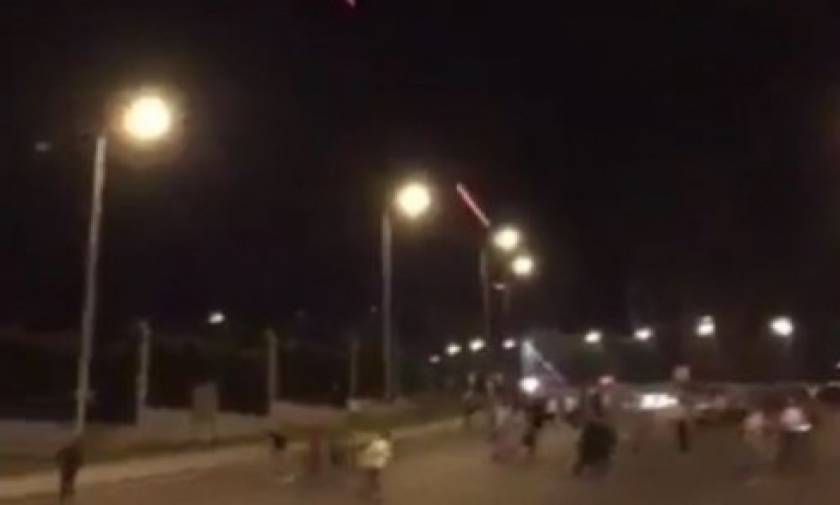 Πραξικόπημα Τουρκία - Σοκαριστικές εικόνες: Στρατιωτικό ελικόπτερο άνοιξε πυρ κατά πολιτών (videos)