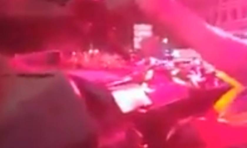 Βίντεο σοκ: Άρμα μάχης ισοπεδώνει αυτοκίνητα στην πλατεία Ταξίμ