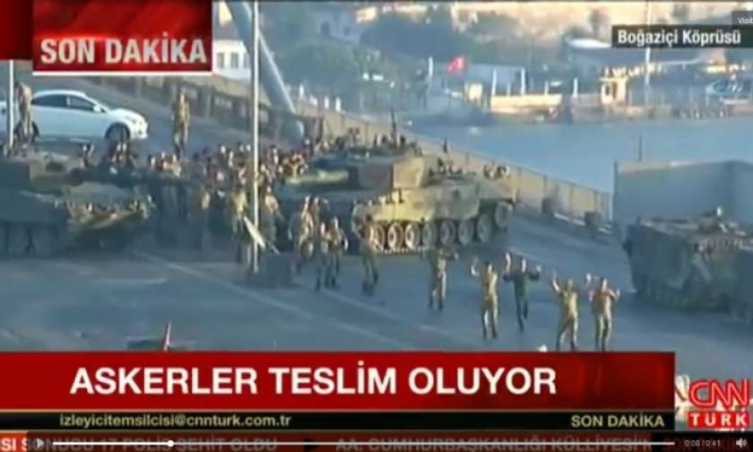 Πραξικόπημα Τουρκία: Με τα χέρια ψηλά δεκάδες στρατιωτικοί παραδίνονται στο Βόσπορο (Vid)