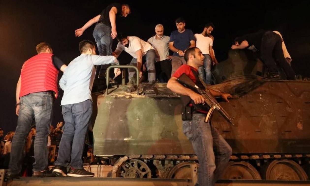 Πραξικόπημα Τουρκία: Σοκαριστικό βίντεο - Τανκ περνάει πάνω από ανθρώπους