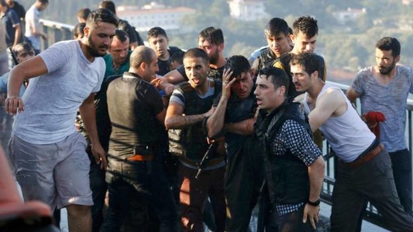 Φρίκη στην Τουρκία: Λιντσάρουν, μαστιγώνουν και σκοτώνουν εν ψυχρώ στρατιώτες