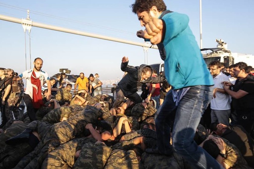 Φρίκη στην Τουρκία: Λιντσάρουν, μαστιγώνουν και σκοτώνουν εν ψυχρώ στρατιώτες