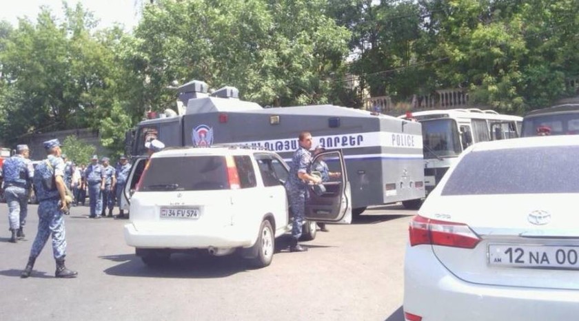 «Θρίλερ» στην Αρμενία: Ένοπλοι κρατούν όμηρο τον αρχηγό της αστυνομίας - Νεκροί και τραυματίες 