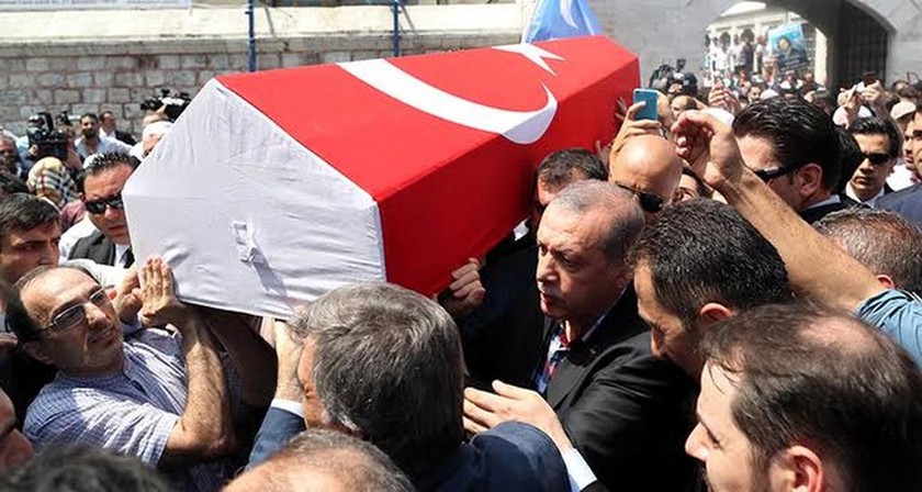 Αποφασισμένος να πάρει κεφάλια παντού ο Ερντογάν, ξανασκέφεται τη θανατική ποινή (vids+pics)