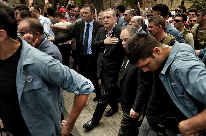 Αποφασισμένος να πάρει κεφάλια παντού ο Ερντογάν, ξανασκέφεται τη θανατική ποινή (vids+pics)
