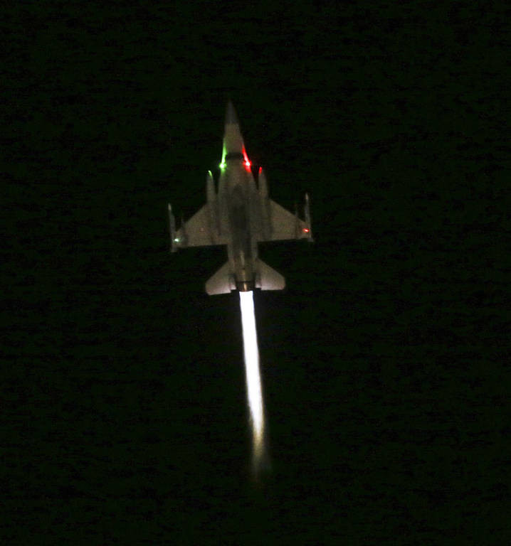 Πραξικοπήμα Τουρκία: Έξι F-16 πετούσαν σε χαμηλό ύψος πάνω απο την Κωνσταντινούπολη (pics) 
