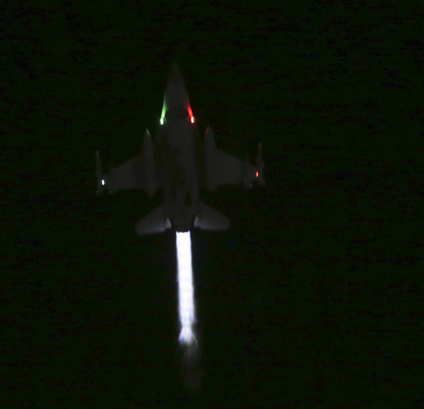 Πραξικοπήμα Τουρκία: Έξι F-16 πετούσαν σε χαμηλό ύψος πάνω απο την Κωνσταντινούπολη (pics) 