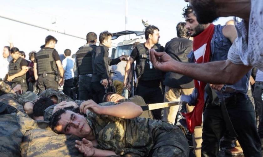 Φωτογραφία – σοκ από την Τουρκία: Στοιβάζουν γυμνούς τους πραξικοπηματίες στρατιώτες
