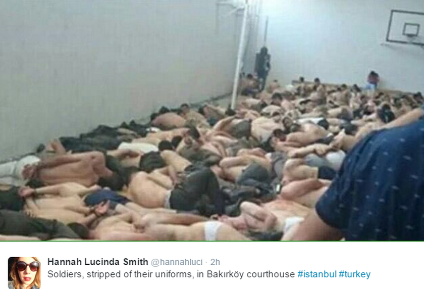 Φωτογραφία – σοκ από την Τουρκία: Στοιβάζουν γυμνούς τους πραξικοπηματίες στρατιώτες