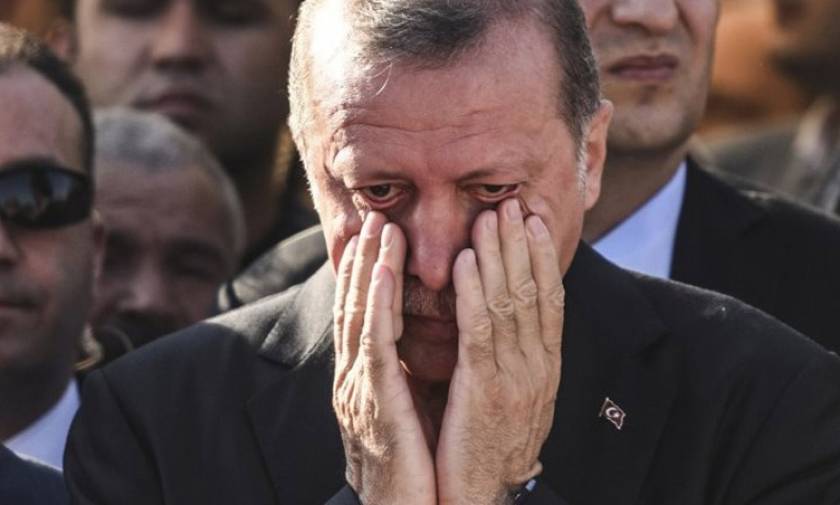 Πραξικόπημα Τουρκία: Η ώρα που ακόμα και ο κυρίαρχος Ερντογάν λυγίζει (photo+video)