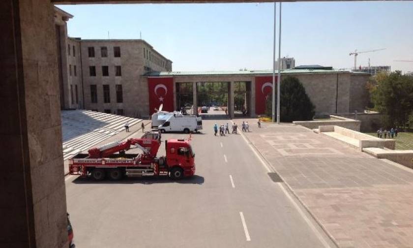 Λάθος συναγερμός στην Τουρκία: Ψευδής η πληροφορία για εκκένωση του Κοινοβουλίου; (video+pics)