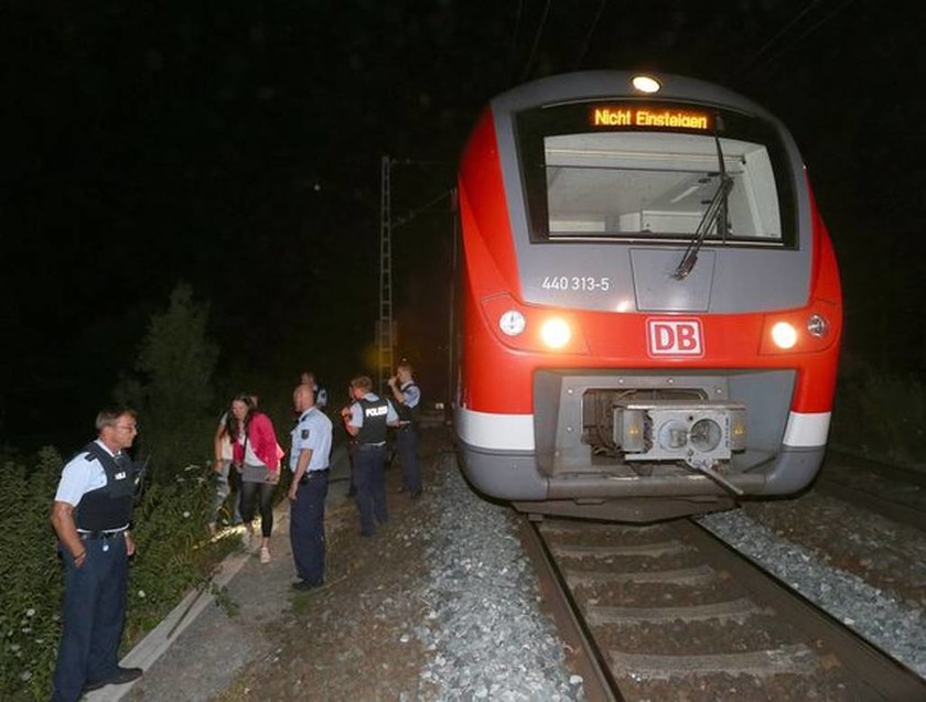 Επίθεση Γερμανία: Ασυνόδευτος πρόσφυγας τραυμάτισε με τσεκούρι 21 επιβάτες τρένου (Pics & Vids)