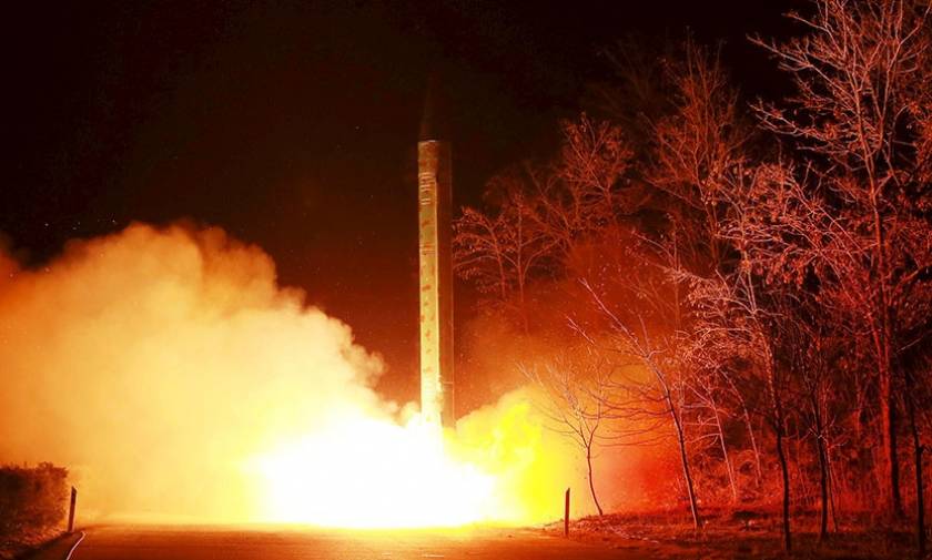 Βόρεια Κορέα: Με εκτόξευση βαλλιστικών πυραύλων απάντησε ο Κιμ Γιονγκ Ουν στην «πρόκληση» των ΗΠΑ
