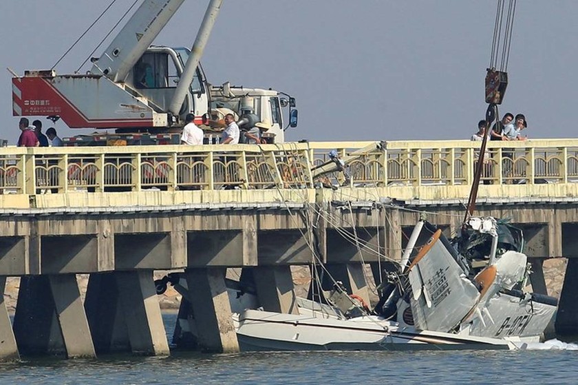 Τραγωδία στην Κίνα: Συντριβή υδροπλάνου στη γέφυρα της Σαγκάης - Πέντε νεκροί (pics)