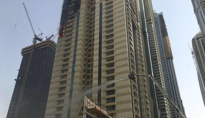 Μεγάλη φωτιά σε ουρανοξύστη στο Ντουμπάι (pics+vid)