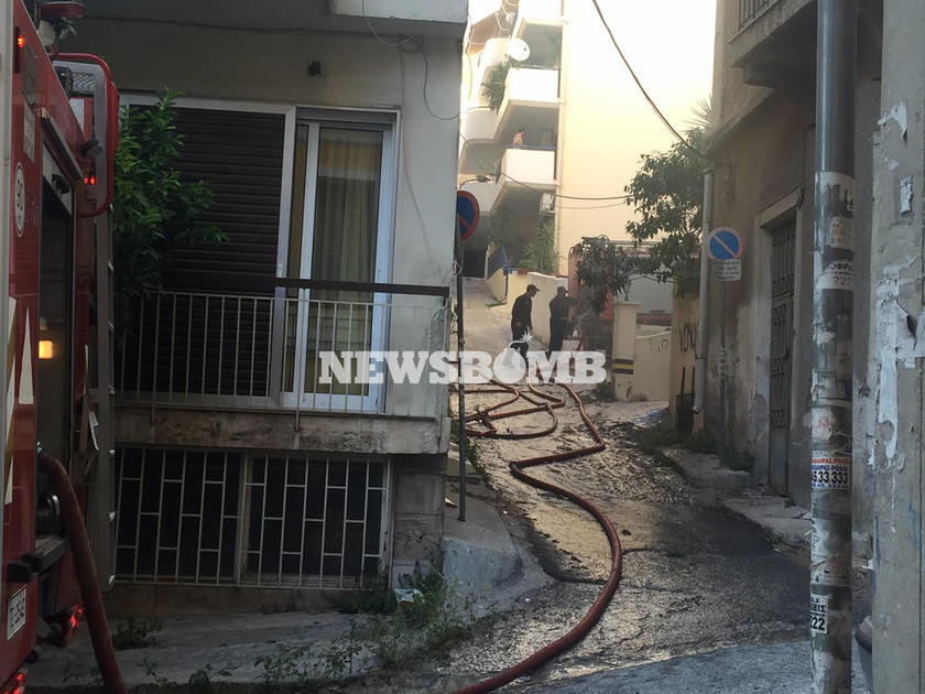 Δραματικές σκηνές στον Πειραιά: Απεγκλώβισαν βρέφος από φλεγόμενο διαμέρισμα (photos)