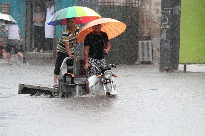 «Κόκκινος συναγερμός» στην Κίνα: 1 νεκρός και 34 αγνοούμενοι από τις βροχοπτώσεις (pics+vid)