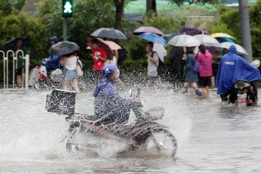 «Κόκκινος συναγερμός» στην Κίνα: 1 νεκρός και 34 αγνοούμενοι από τις βροχοπτώσεις (pics+vid)