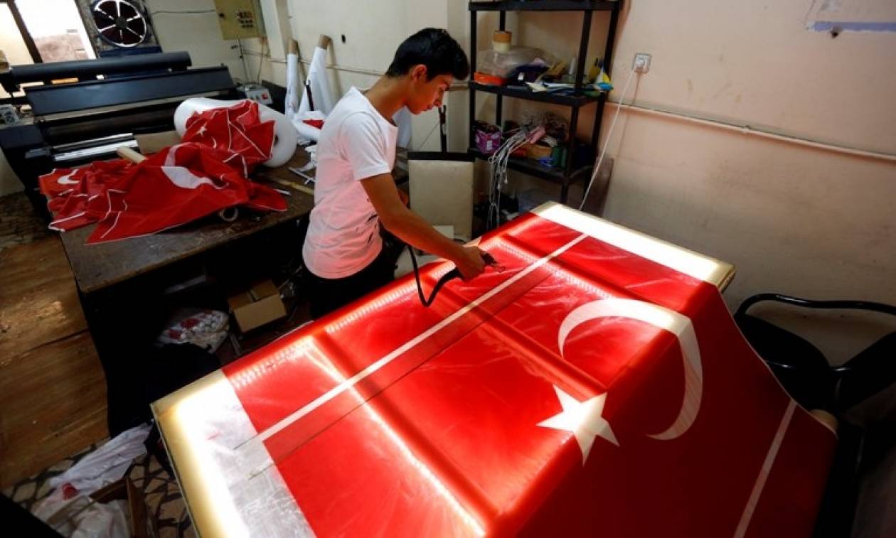 Χρυσές δουλειές! Ξεπουλάνε οι τουρκικές σημαίες μετά το πραξικόπημα