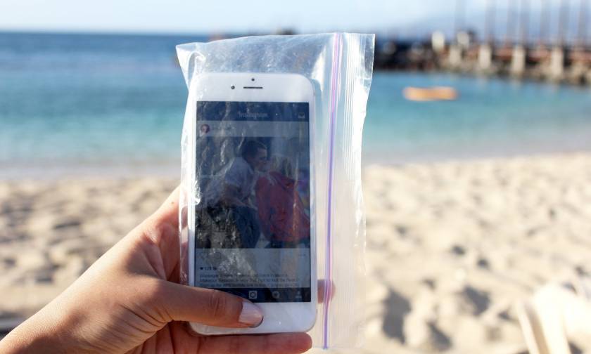 Το Νο. 1 κόλπο για να κρατήσεις ασφαλές το κινητό σου στην παραλία