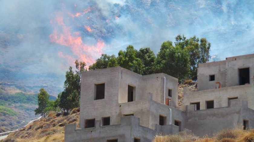 Ανεξέλεγκτη φωτιά στη Σύρο – Καίγονται σπίτια 