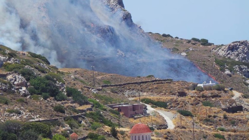 Ανεξέλεγκτη φωτιά στη Σύρο – Καίγονται σπίτια 