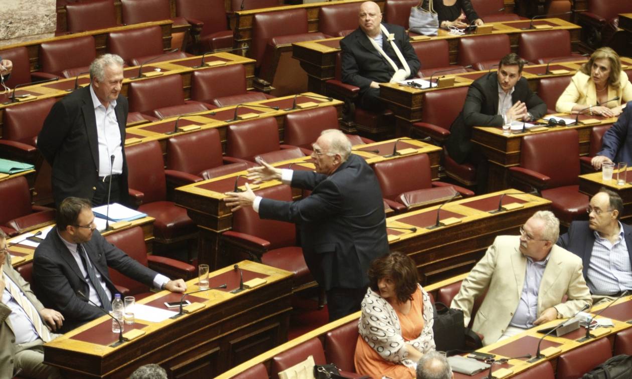 Εκλογικός νόμος - Χαμός στη Βουλή: Άγριο επεισόδιο Σκανδαλίδη - Λεβέντη