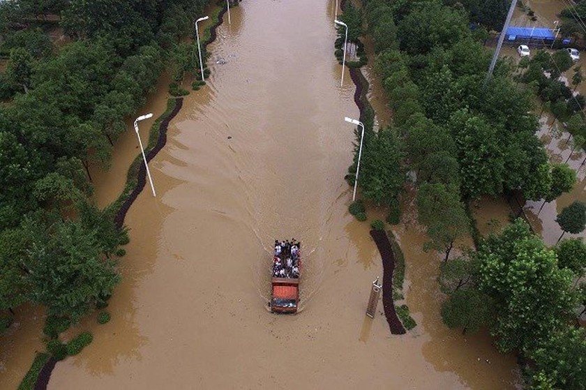 Τρομακτική η κατάσταση στην Κίνα: Τουλάχιστον 42 νεκροί από τις πλημμύρες (videos+photos)