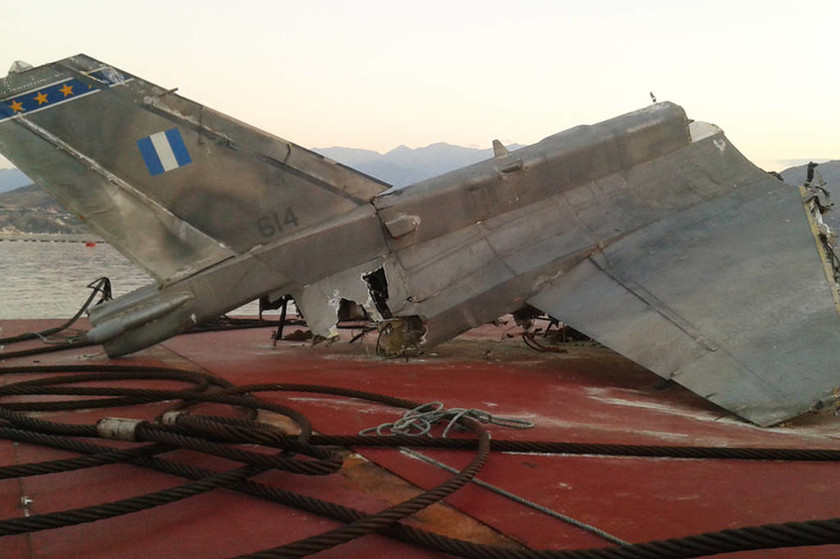 Εντυπωσιακά πλάνα από την ανέλκυση ενός F-16 από τον βυθό της Κρήτης (vid+pics)