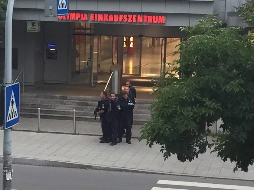 Συναγερμός στο Μόναχο:  Ένοπλος άνοιξε πυρ σε εμπορικό κέντρο (videos+photos)