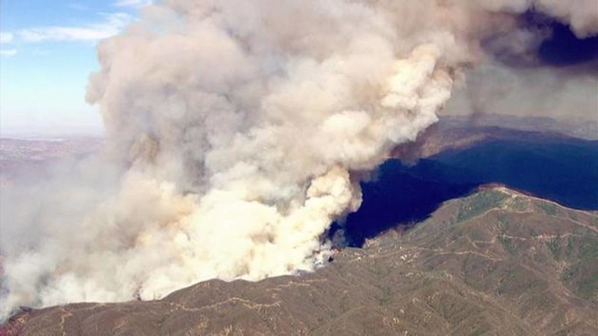 ΗΠΑ: Ανεξέλεγκτη μαίνεται πυρκαγιά βορειοδυτικά του Λος Άντζελες (pics)