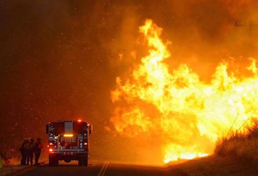 ΗΠΑ: Ανεξέλεγκτη μαίνεται πυρκαγιά βορειοδυτικά του Λος Άντζελες (pics)