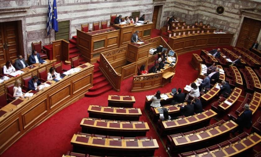 «Χάος» στη Βουλή για τις τηλεοπτικές άδειες: Άγρια κόντρα μεταξύ Παππά - Γεωργιάδη (video)