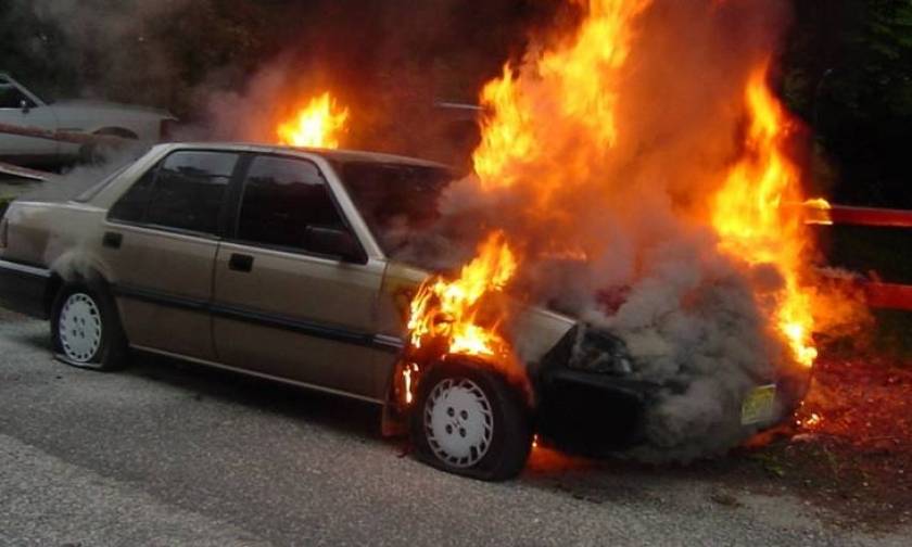 Εύβοια: Αυτοκίνητο εν κινήσει τυλίχθηκε στις φλόγες - Σώθηκαν από θαύμα οι επιβαίνοντες