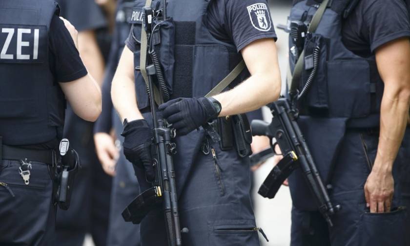 Συναγερμός στη Γερμανία: Ανθρωποκυνηγητό για μια ένοπλη γυναίκα στην Κολωνία