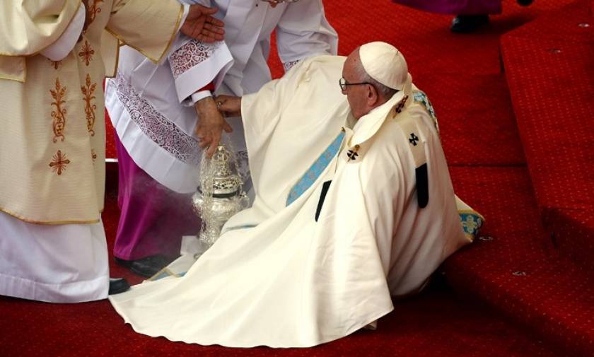 Ο Πάπας Φραγκίσκος σωριάστηκε στο έδαφος την ώρα της λειτουργίας (video)
