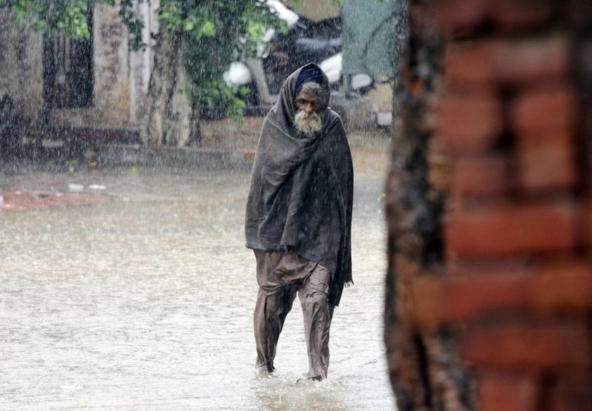  Νεπάλ-Ινδία: Ενενήντα νεκροί από σαρωτικές πλημμύρες, δύο εκ. άνθρωποι εγκατέλειψαν τις εστίες τους