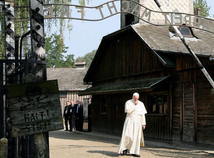 Συγκλονιστικό οδοιπορικό του Πάπα στο ναζιστικό στρατόπεδο συγκέντρωσης του Άουσβιτς (Pics & Vid)