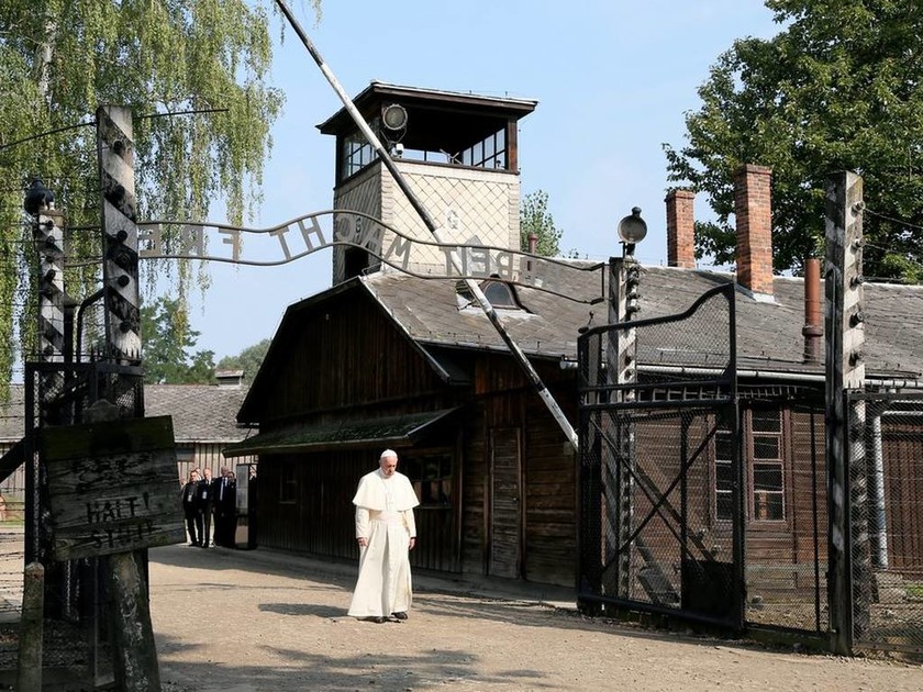 Συγκλονιστικό οδοιπορικό του Πάπα στο ναζιστικό στρατόπεδο συγκέντρωσης του Άουσβιτς (Pics & Vid)