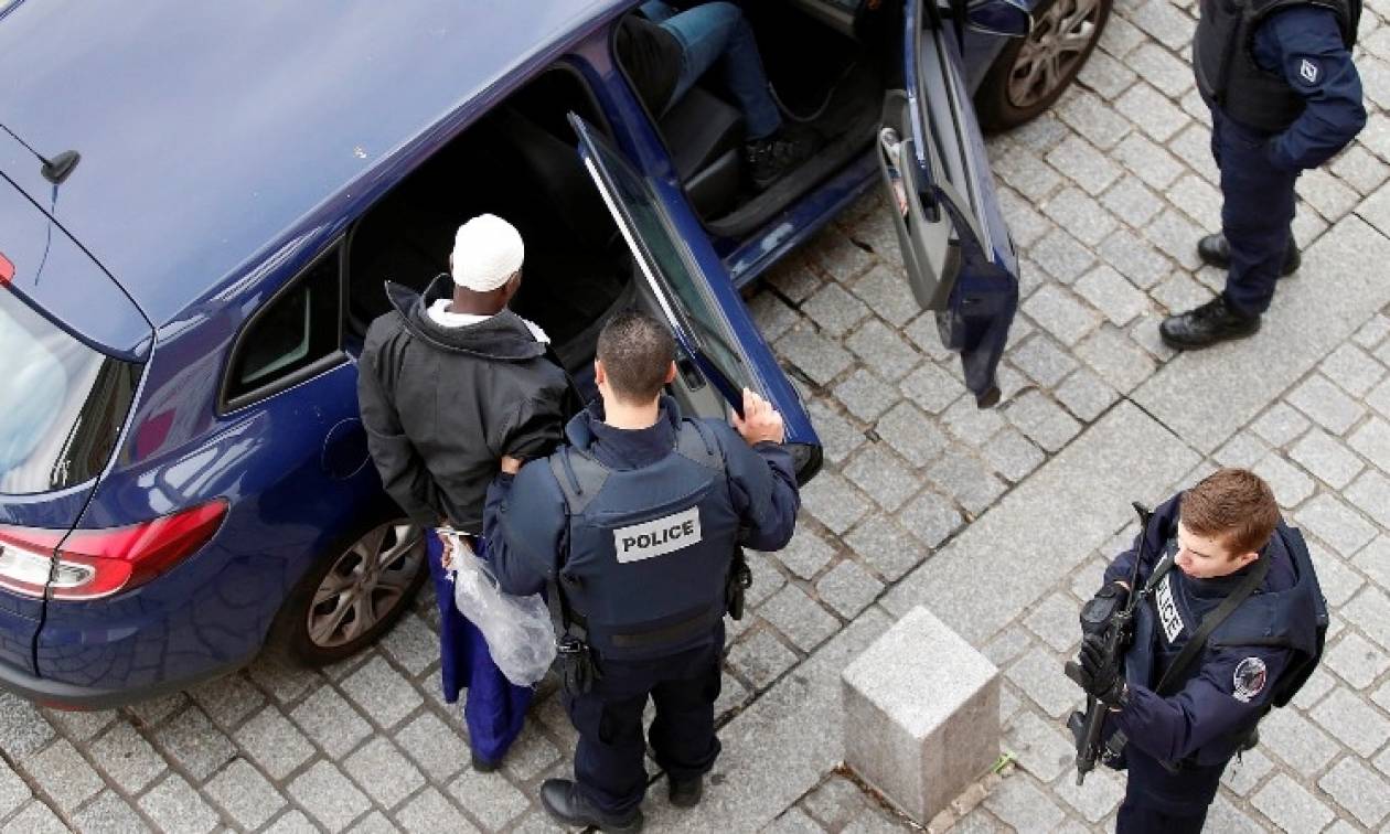 Στη Γαλλία δύο ύποπτοι που δεν πρόλαβαν τις επιθέσεις στο Παρίσι γιατί εγκλωβίστηκαν στη Λέρο