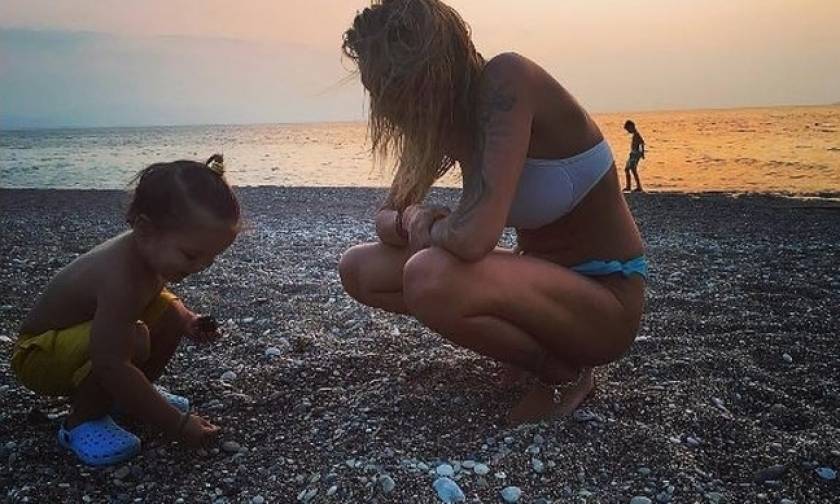 Αγγελική Ηλιάδη: Παιχνίδια στην παραλία με τον γιο της