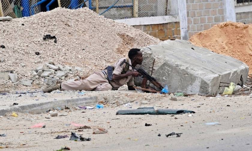 Δέκα νεκροί από βομβιστική επίθεση και εισβολή με όπλα σε βάση της αστυνομίας στη Σομαλία