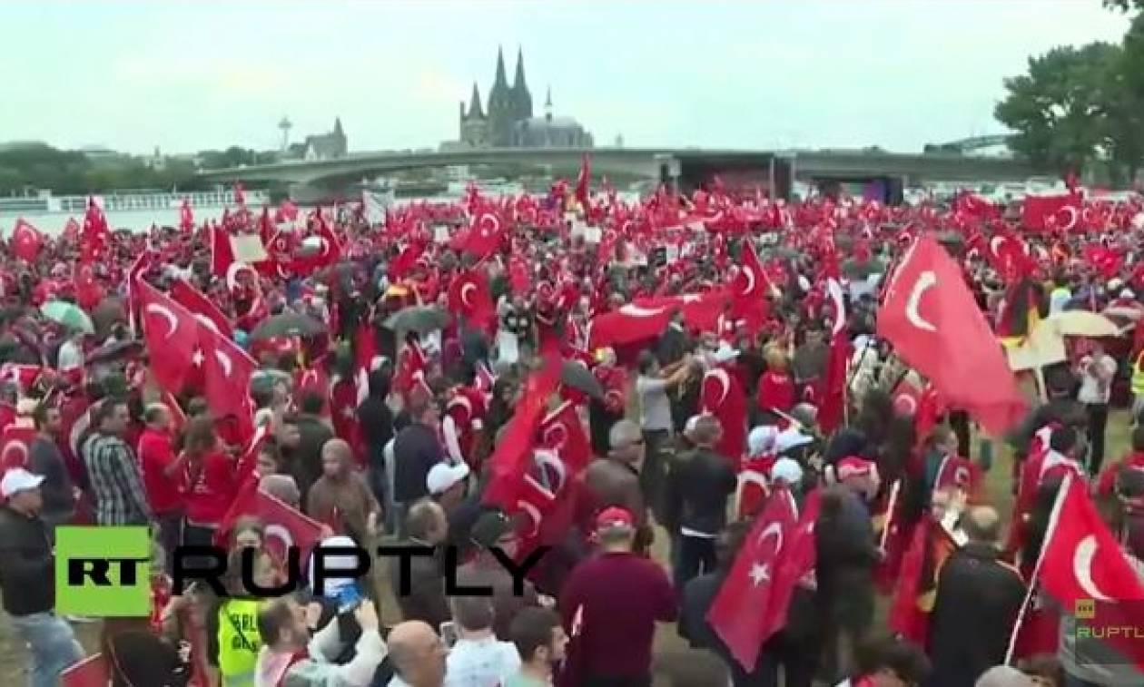 Δείτε LIVE τη διαδήλωση οπαδών του Ερντογάν στην Κολωνία που έχει ξεσηκώσει θύελλα αντιδράσεων