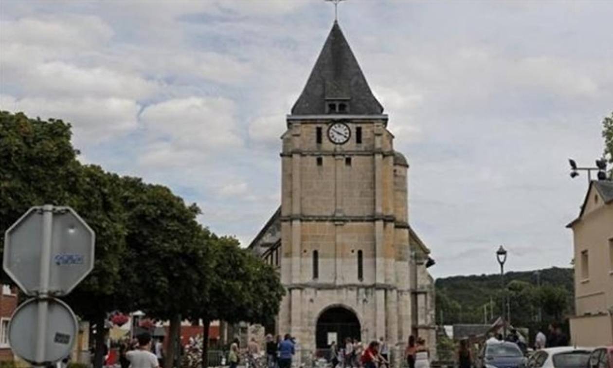 Επίθεση Γαλλία: Κατηγορίες σε δύο μετά τη δολοφονία του ιερέα