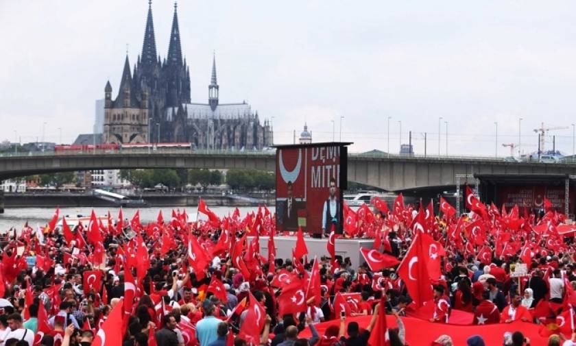 Μικροεντάσεις στη διαδήλωση υπέρ του Ερντογάν στην Κολωνία
