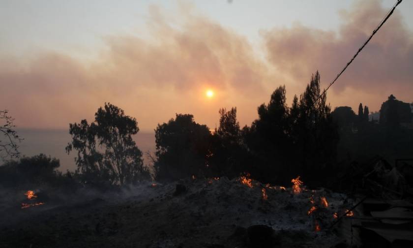 Φωτιά Εύβοια: Η πύρινη λαίλαπα σαρώνει τα πάντα για τρίτη μέρα και απειλεί τη Λίμνη Ευβοίας