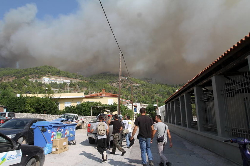 Φωτιά στην Εύβοια: Η πύρινη λαίλαπα σαρώνει τα πάντα για Τρίτη μέρα και απειλεί τη Λίμνη Ευβοίας