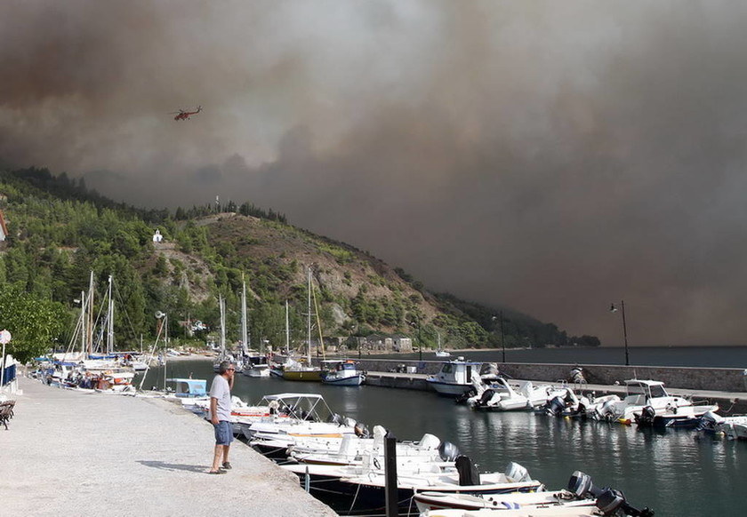 Φωτιά στην Εύβοια: Η πύρινη λαίλαπα σαρώνει τα πάντα για Τρίτη μέρα και απειλεί τη Λίμνη Ευβοίας