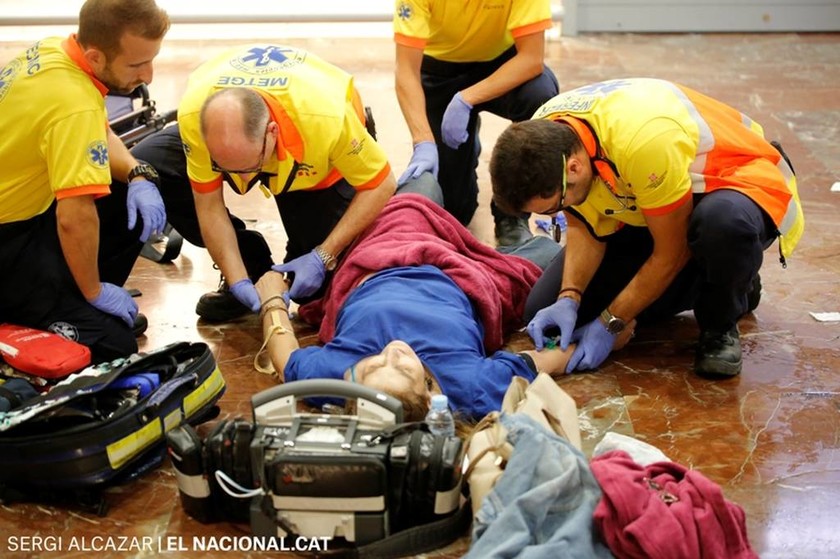 Πανικός στην Βαρκελώνη: Άνδρας επιτέθηκε με μαχαίρι στον Ηλεκτρικό (pics)