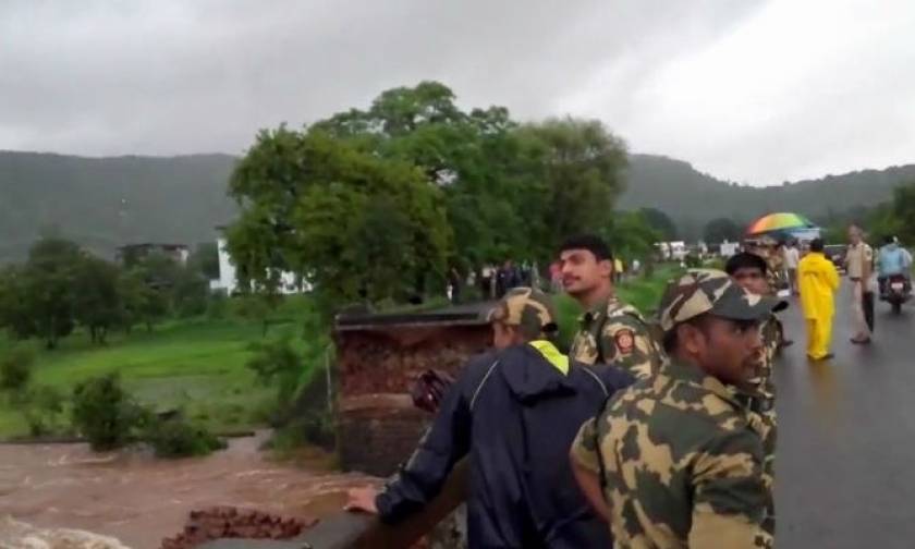 Θρίλερ στην Ινδία – Τουλάχιστον 22 άνθρωποι αγνοούνται έπειτα από κατάρρευση γέφυρας